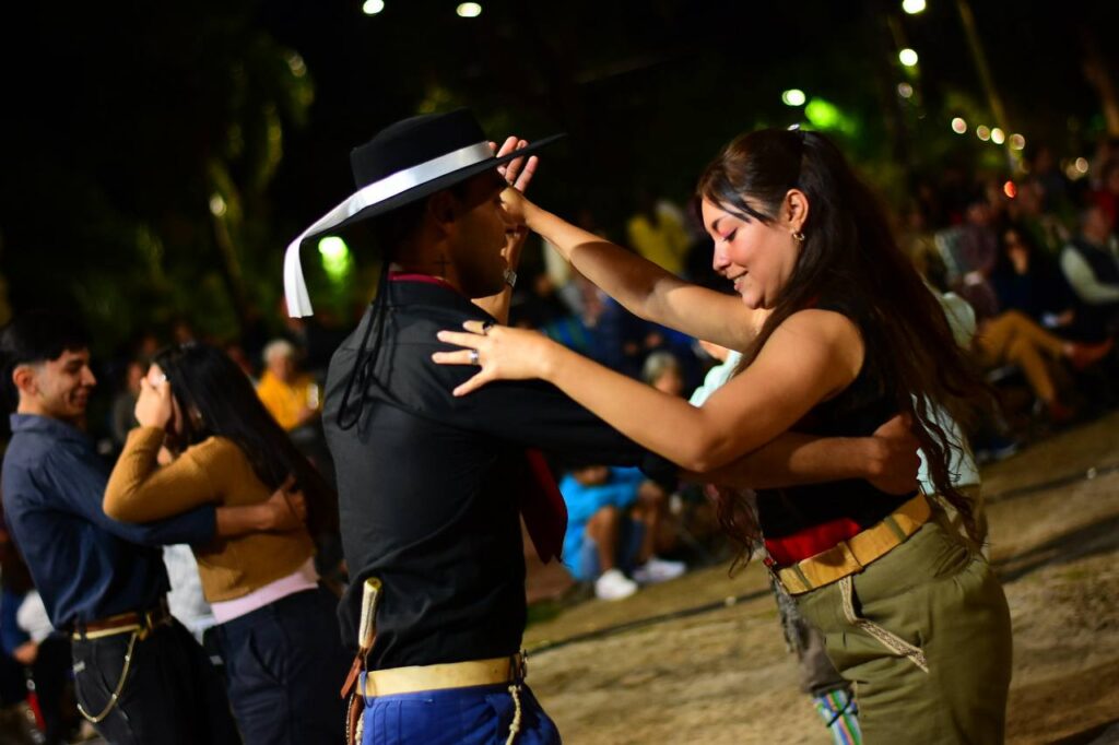 Fin de semana largo con freestyle, peña chamamecera y recorridos guiados